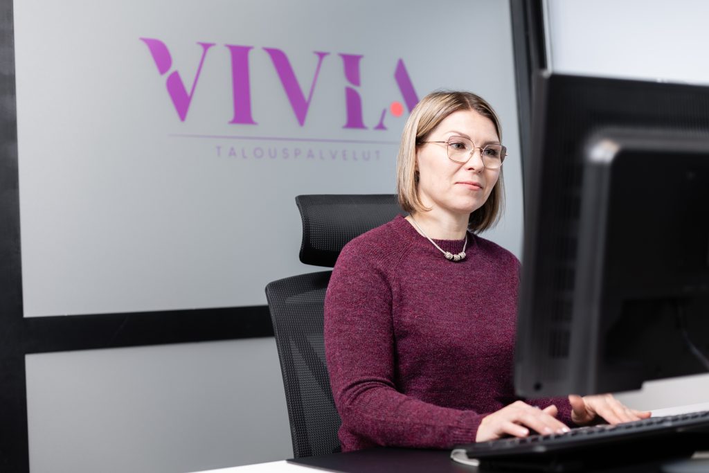 Vivian työntekijä työasemalla toimistossa.